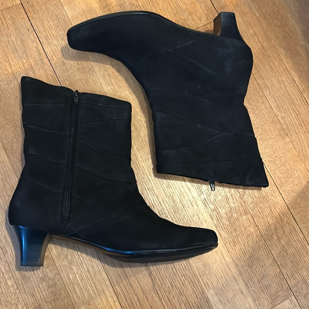 Aravon black leather boots